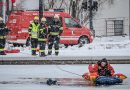 Oö: Trauner Feuerwehr übt eisige Personenrettung aus zugefrorenem Schlossgraben