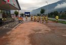 Tirol: Großflächiger Treibstoffaustritt auf Supermarktparkplatz