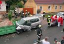 Nö: Fahrzeug prallt frontal gegen Bauschuttcontainer -> Lenker eingeklemmt