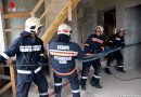 W: Feuerwehr sichert ein loses Baugerüst