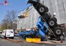 W: Mobilkran auf einer Baustelle umgestürzt