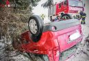 Oö: Pkw kommt von der Fahrbahn ab und bleibt am Dach liegen