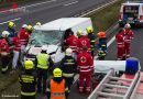 Oö: Beifahrer bei Unfall mit Firmenbus auf der A25 eingeklemmt