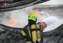 Oö: Reifenbrand und brennendes Elefantengras → 11 Feuerwehren in Enns im Einsatz