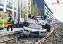 Bayern: Auto landet nach Zusammenstoß mit anderem Pkw am Dach auf Straßenbahngleisen