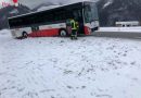 Oö: Linienbus rutschte in den Straßengraben