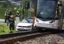 Oö: Auto auf Bahnübergang in Gmunden mit StadtRegioTram kollidiert