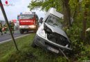 Oö: Kleinkühltransporter kracht gegen Baum → Personenrettung in Edt bei Lambach