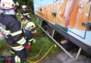 Stmk: Klein-Lkw mit Hebekissen aus Wasserrinne geborgen