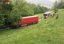 Oö: Sattelschlepper verirrt sich auf Forststraße → Feuerwehr hilft um enge Kurven