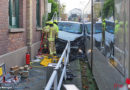 D: Transporter klemmt zwischen Straßenbahn und Hauswand