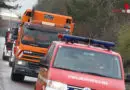 Oö: Feuerwehr Wels eskortiert Müllwagen mit brennender Ladung