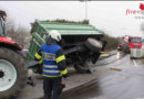 Oö: Traktoranhänger mit Flüssigdünger in Kreisverkehr umgekippt