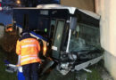 Schweiz: Bus kracht nach Wendemanöver in Hausfassade