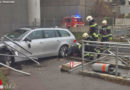 Wien: Auto schlittert bei Unfall über die Bahngleise