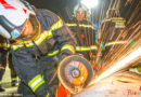 Nö: Feuerwehr Wr. Neudorf übt mit Schneid- und Trenngeräten an Übungsdach