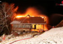 Schweiz: Leerstehendes, abgelegenes Bauernhaus in Flammen