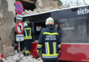 Nö: Linienbus kracht gegen Stadtmauer von Groß Enzersdorf