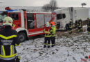 Oö: Feststeckenden Sattelschlepper in Laakirchen geborgen