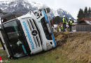 Oö: Milchtransporter stürzt nach Kollision mit Mopedauto über Böschung