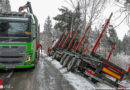 Oö: Holztransporter in Kopfing in Graben gerutscht