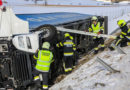 Stmk: Sattelschlepper bei Unfall auf S 36 in Graben gestürzt