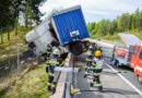 Stmk: Sattelzug kollidiert auf A 2 bei Mooskirchen mit Betonleitwand und sitzt auf ihr auf