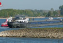 D: Brand auf einem Frachtschiff auf dem Rhein bei Kalkar-Grieth