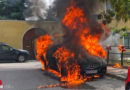 Nö: Luxus-Fahrzeug mitten im Ortsgebiet in Vollbrand