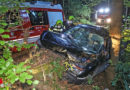 Oö: Drei teils Schwerverletzte → Pick-up in Waldstück in Scharnstein gegen Baum