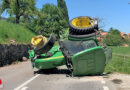 Schweiz: Traktor bei Talfahrt mit Anhänger überschlagen