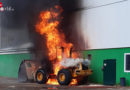 Oö: Radlader neben Firmenhalle nach Startversuch in Vollbrand