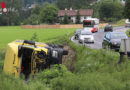 Oö: Lkw in Wallern über Böschung gestürzt → Lenker schwer verletzt