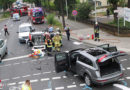 D: Notarzt-Einsatzfahrzeug überschlägt sich bei Kreuzungs-Rotlicht-Unfall während Einsatzfahrt