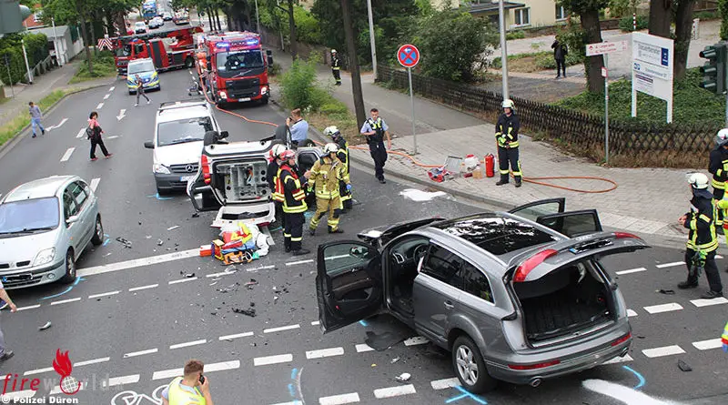 D: Notarzt-Einsatzfahrzeug überschlägt Sich Bei Kreuzungs-Rotlicht ...