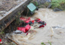 Stmk: Heftiges Unwetter in Graz → Pkw mitgerissen und verkeilt: Frau gerettet & kritischer Einsatz