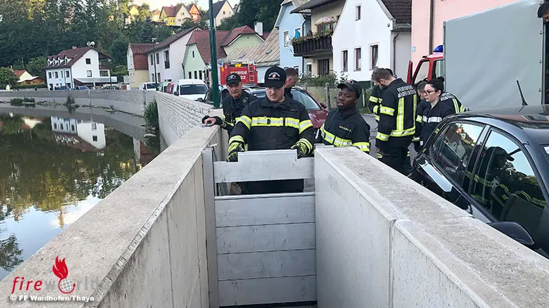 No Mobiler Hochwasserschutz Mit 13 Stationen In Waidhofen Thaya Zu Schulungszwecken Aufgebaut Fireworld At