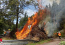 D: 10 m hohe Flammen bei brennendem Holzhaufen in Altensteig