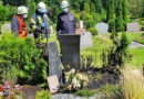 D: Brennendes Grab am Friedhof → Feuerwehr löscht mit Gießkanne und Feuerlöscher