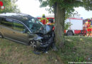 D: Autofahrer prallt frontal gegen Baum