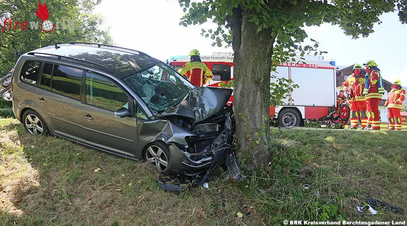 D: Autofahrer Prallt Frontal Gegen Baum – Fireworld.at