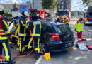 D: Unfall Straßenbahn / Pkw in Bochum → Feuerwehr rettet zwei lebensgefährlich verletzte Personen