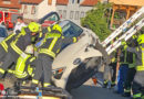 D: Personenrettung aus Pkw nach Kollision mit Mauer und Stromverteilerkasten