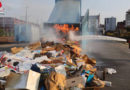 Schweiz: Mitarbeiter bringen brennenden Altpapier-Lkw-Container in Sicherheit