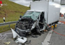 Bayern: Transporter kracht auf Lkw → Münchner Feuerwehr befreit auf A 99  eingeklemmten Fahrer