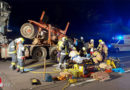 Oö: Holztransport-Brummi-Fahrer unter Fahrzeug eingeklemmt