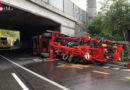 Schweiz: Schwertransport kracht gegen Brücke → Großbohrmaschine fliegt von Ladefläche