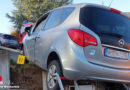 D: Passanten sitzen auf Motorhaube, um Pkw-Absturz zu vermeiden