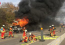 D: Geplatzer Reifen fackelt Lkw-Zugmaschine auf BAB bei Bruchsal ab