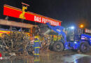 D: THW unterstützt Räum- und Löscharbeiten bei Großbrand eines Futtermittelhandels in Stockelsdorf